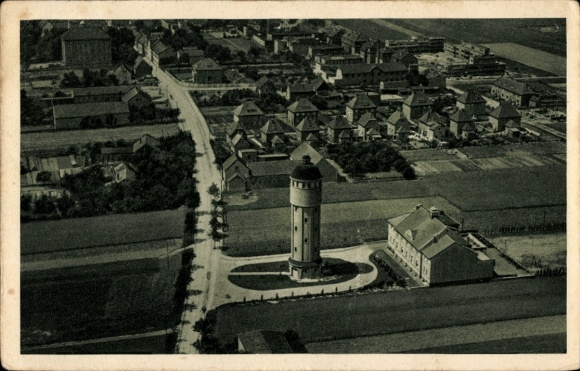 Ak Rötha in Sachsen, Luftbildaufnahme von  Wasserturm, Wohngebäude, Natur