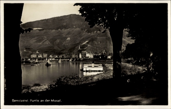 Ak Bernkastel an der Mosel, Blick vom Moselufer auf die Stadt