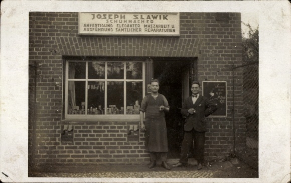 Photo Postcard Brandenburg an der Havel, shoemaker Joseph Slawik in front of his workshop