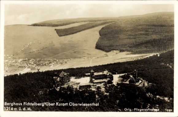 Ak Oberwiesenthal im Erzgebirge Sachsen, Fliegeraufnahme vom Berghaus Fichtelberg