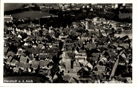 Ak Neustadt an der Aisch Mittelfranken, Luftaufnahme von  Stadtansicht,  Gebäude