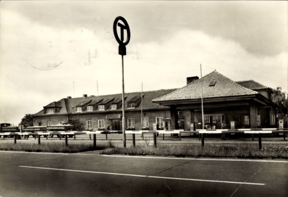 Ak Köckern Sandersdorf Brehna in Saksen Anhalt, snelweg tankstation, architectuur, zwart-wit