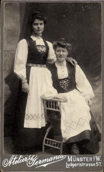 CdV Two women in Westphalian costume, Carnival Münster 1905