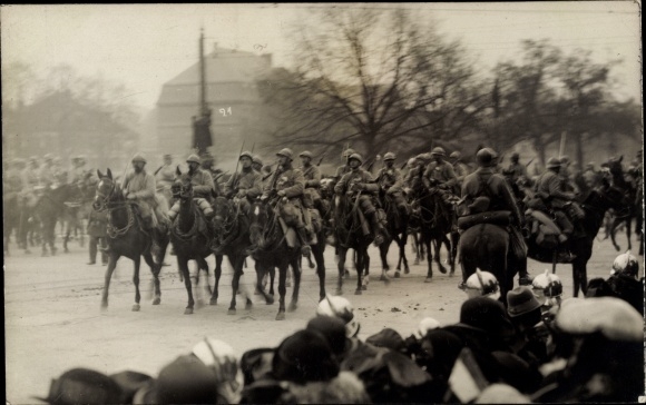 Foto Ak Mulhouse Mülhausen Elsass Haut Rhin, Trauerzug 1918, I WK, französische Soldaten