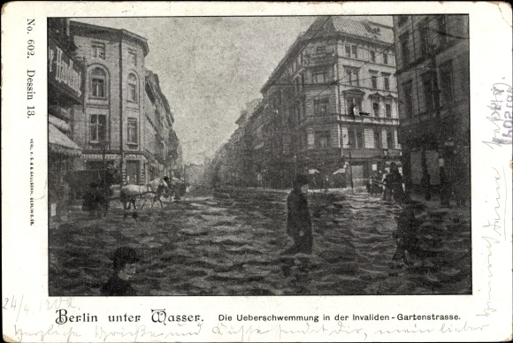 KP Berlin Mitte, powódź na Invalidenstrasse i Gartenstrasse, przechodnie