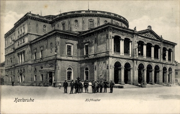 Ak Karlsruhe in Baden,  Hoftheater, Menschengruppe,  