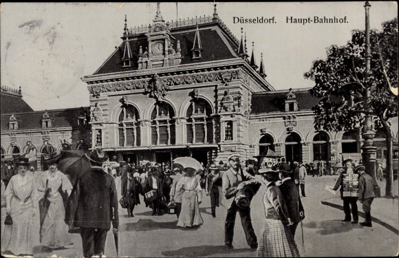 Ak Düsseldorf am Rhein, Hauptbahnhof, Straßenseite, Passanten