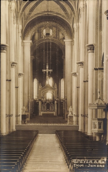 Ak Speyer am Rhein, Innenansicht des Speyerer Doms, hohe Säulen, Altar, Kirchenbänke