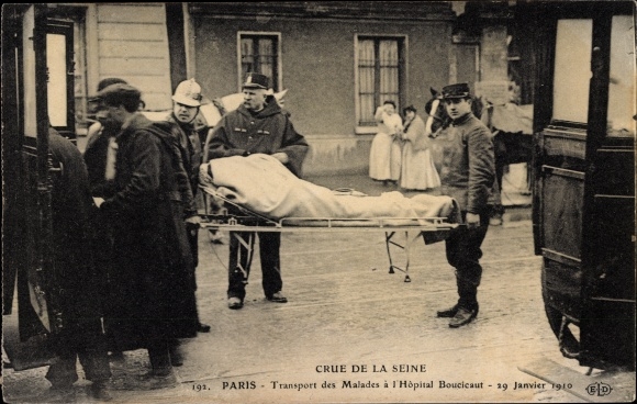 Ansichtkaart Paris XV, Crue de la Seine 1910, Transport des Malades a l'Hopital Boucicaut