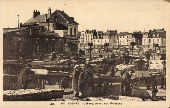 Ak Dieppe Seine Maritime, Fischmarkt, Männer mit Fischkarren, Gebäude im Hintergrund