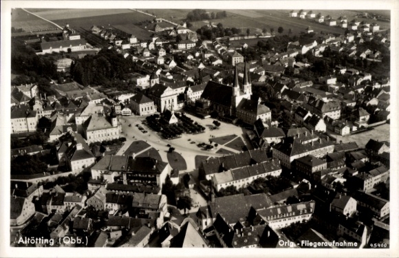 Ak Altötting in Oberbayern, Fliegeraufnahme von der Stadt, Marktplatz