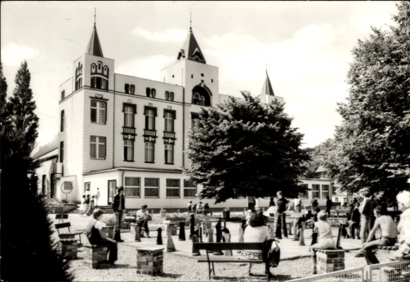 Postcard Ostseebad Zinnowitz on Usedom, historical building, people on benches, trees, amusement park