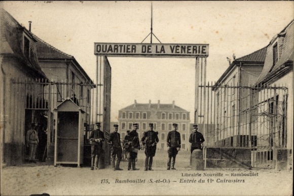 Ak Rambouillet Yvelines, Eingang zum Quartier de la Venerie, Soldaten,  Architektur