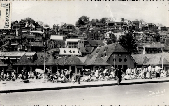 Ak Madagaskar Madagascar, Markt mit Menschen, Häuser im Hintergrund,  1952