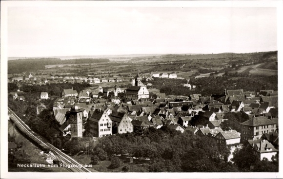 Ak Neckarsulm in Württemberg, Luftaufnahme von  Stadtansicht, viele Dächer und Landschaft