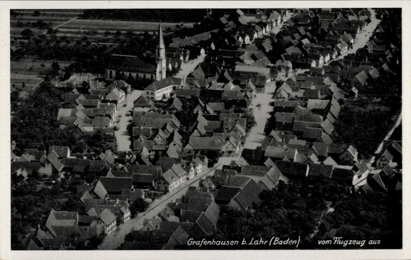 Ak Grafenhausen im Schwarzwald, Luftaufnahme von Grafenhausen, Kirche, Dächer, Landschaft