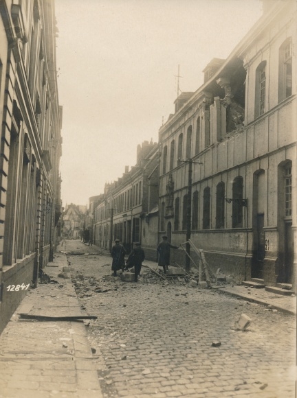 Photo Douai North, October 2nd after renewed enemy bombardment, Unter engl. Road lying on fire