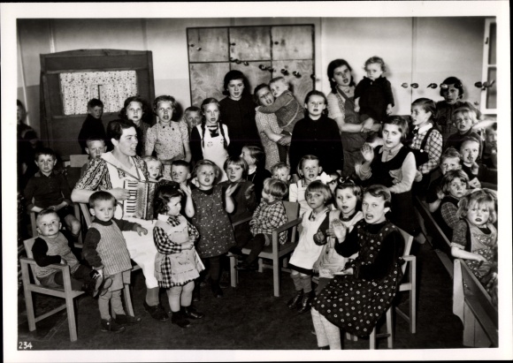 Fot. H. Hoffmann, Przedszkole dla dzieci etnicznych uchodźców niemieckich, akordeon, sierpień 1939 r