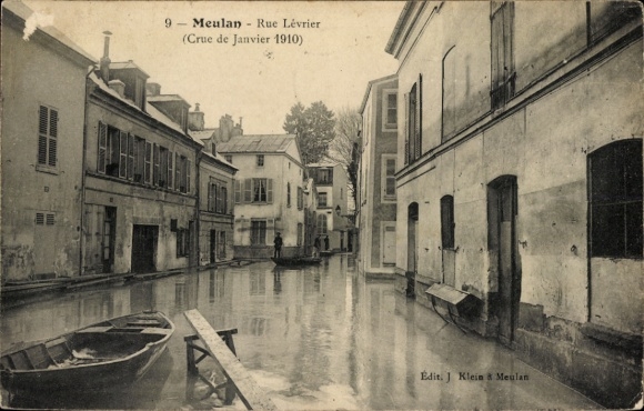 Ak Meulan en Yvelines, Flussansicht, überflutete Straße, alte Gebäude, Fischerboote