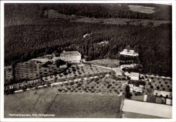 Ak Hofgeismar in Hessen, Luftaufnahme eines Sanatoriums, umgeben von Wäldern und Gärten,  Atmosph