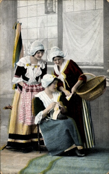 Postcard Niederlössnitz Niederlößnitz Radebeul Saxony, Three women in traditional costume stand in a room.