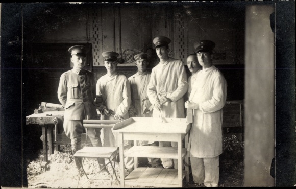 Photo Postcard Gliwice Gleiwitz, Dutch Red Cross hospital, patients, carpenter&#39;s workshop