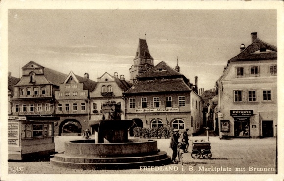 Ak Frýdlant v Čechách Friedland in Böhmen Reg. Reichenberg, Marktplatz mit Brunnen
