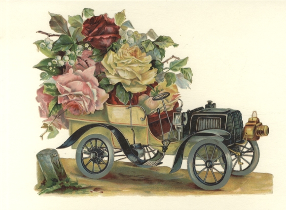 Spłaszczony samochodzik ozdobiony bukietem róż, wymiary ok. 19 x 23,5 cm