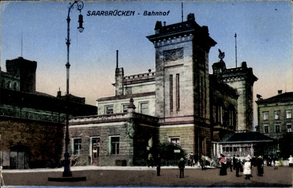 Ak Saarbrücken im Saarland, Bahnhof, Seitenansicht, Passanten