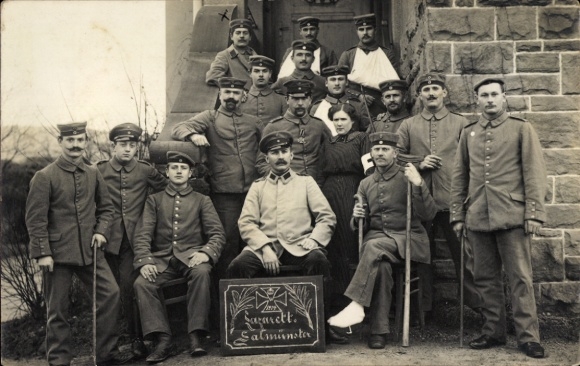 foto Ak keizerlijke soldaten en ondersteunend personeel in het ziekenhuis van Salmünster