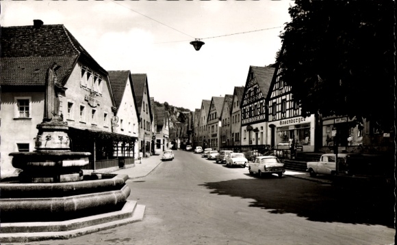 KP Pottenstein w Górnej Frankonii, rynek z fontanną Elżbiety, sklepy
