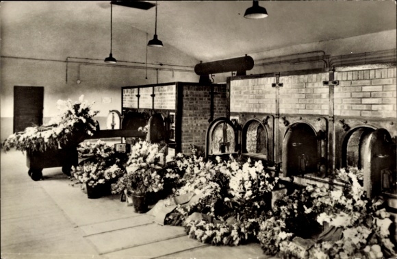 Ak Weimar, Nationale Mahn- und Gedenkstätte ehem. KZ Buchenwald, Krematorium, Kränze