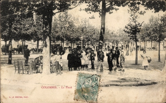 Postcard Colombes Hauts de Seine, people in square, trees, chairs, children, photographer: G. Le Breton