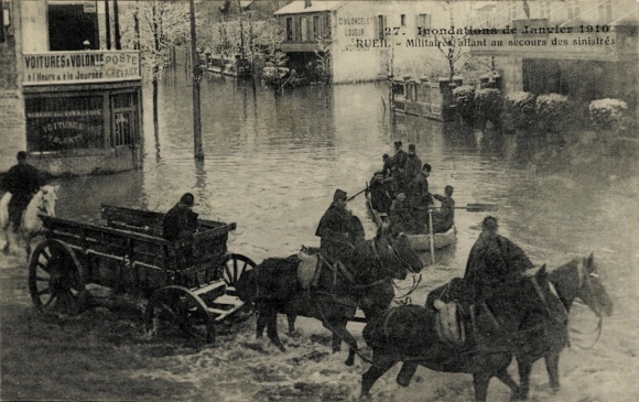 Ak Rueil Malmaison Hauts de Seine, Überschwemmung, Januar 1910, Männer auf Pferdewagen