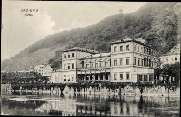 Ak Bad Ems an der Lahn,  Kursaal, Gebäude am Fluss, Berg im Hintergrund