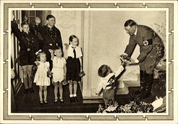Ganzsachen Ak Kinder begrüßen Adolf Hitler, Blumenstrauß, Propaganda, Hitlerjugend, BDM