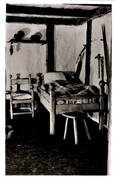 Ak Oerlinghausen in Lippe, Blick ins Freilichtmuseum, Bettecke im Gästehaus