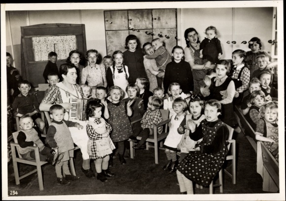 Fot. H. Hoffmann, Przedszkole dla dzieci etnicznych uchodźców niemieckich, akordeon, sierpień 1939 r