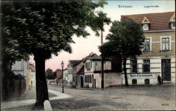 Postcard Schwaan in Mecklenburg, Lagerstraße, Hotel Eisenbahnhalle
