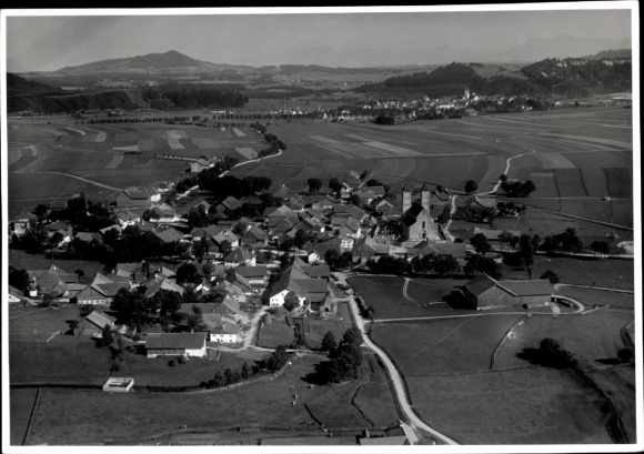 Ak Altenstadt an der Iller, Altenstadt bei Illertissen, Luftbildaufnahme, Kirche, viele einzel...