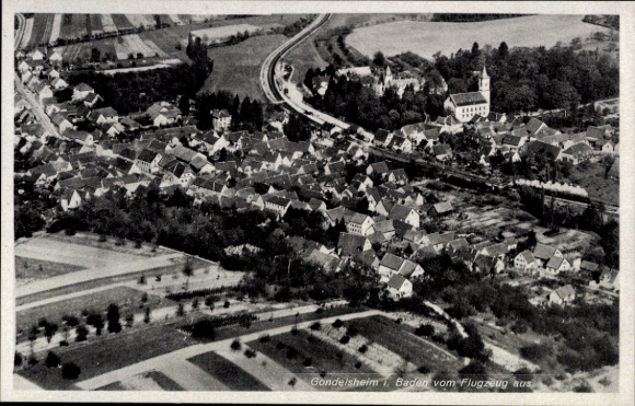 Ak Gondelsheim in Baden, Luftaufnahme von  viele Dächer, Kirche sichtbar, ländliche Umgebung