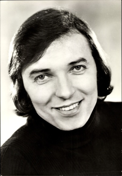  Ak Sänger und Komponist Karel Gott, Portrait im schwarzen Strickpullover, Biene Maja