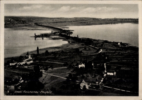 Ak Insel Reichenau Bodensee, Luftaufnahme von  See, Brücke, Kirche, Wohnhäuser