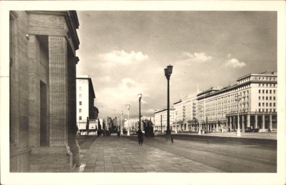 Postcard Berlin Friedrichshain, Stalinallee, HO Restaurant