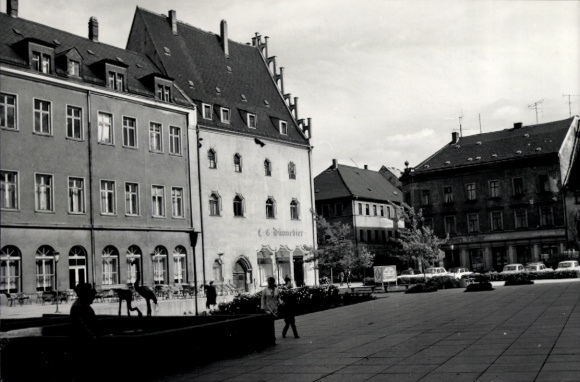 Foto Zwickau in Sachsen, Straße, Häuser, Passanten