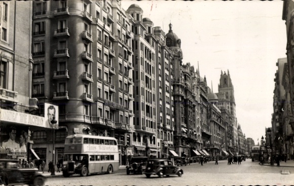 Ak Madrid Spanien, Städtische Szene, Straßenansicht, historische Gebäude, Doppeldeckerbus, Autos