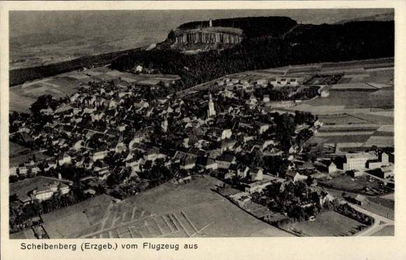 Ak Scheibenberg im Erzgebirge, Luftaufnahme von  Erzgebirge, Flugzeugaufnahme