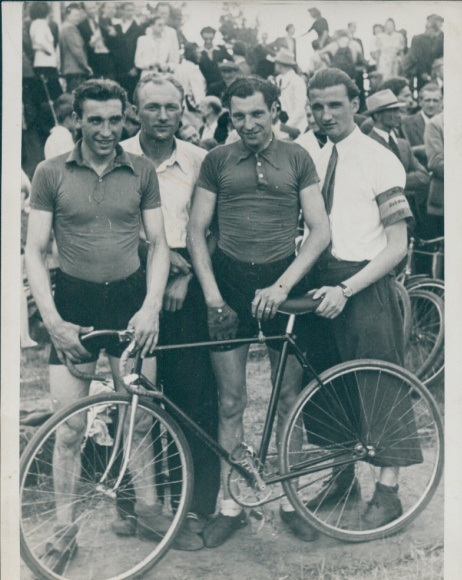 Photo cyclists with bikes, group shot