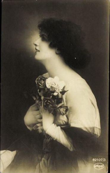10 alte Ak Frauenportraits, diverse Ansichten