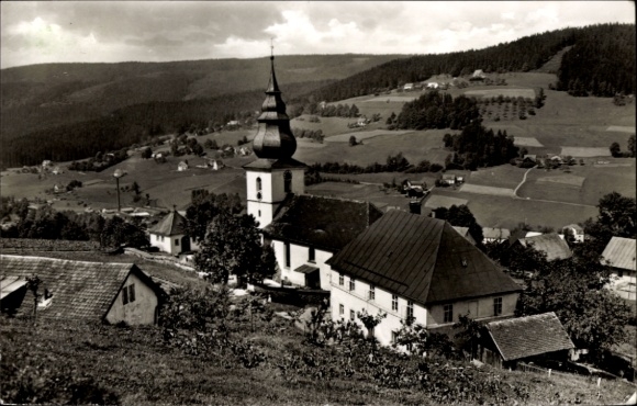 Ak Warmensteinach Oberfranken Bayern, Kirche, ländliche Landschaft, Wald im Hintergrund, histo...